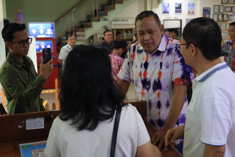 Wali Kota Bekasi Tri Adhianto berdialog dengan petugas dan warga saat meninjau pelayanan publik di salah satu instansi di Kota Bekasi, Kamis (26/3/2026), guna memastikan layanan tetap berjalan optimal pasca libur Idulfitri.