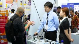 Pengunjung berdiskusi dengan perwakilan exhibitor saat meninjau berbagai peralatan dan teknologi laboratorium dalam ajang Lab Indonesia, yang menjadi wadah kolaborasi industri dan inovasi global di sektor laboratorium.