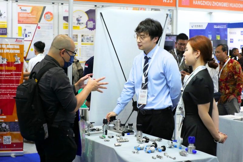 Pengunjung berdiskusi dengan perwakilan exhibitor saat meninjau berbagai peralatan dan teknologi laboratorium dalam ajang Lab Indonesia, yang menjadi wadah kolaborasi industri dan inovasi global di sektor laboratorium.