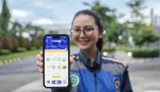 Seorang petugas jalan tol memperlihatkan aplikasi Travoy di ponselnya, yang menyediakan informasi lalu lintas, tarif tol, hingga layanan darurat bagi pengguna jalan.