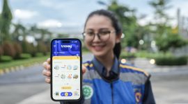Seorang petugas jalan tol memperlihatkan aplikasi Travoy di ponselnya, yang menyediakan informasi lalu lintas, tarif tol, hingga layanan darurat bagi pengguna jalan.