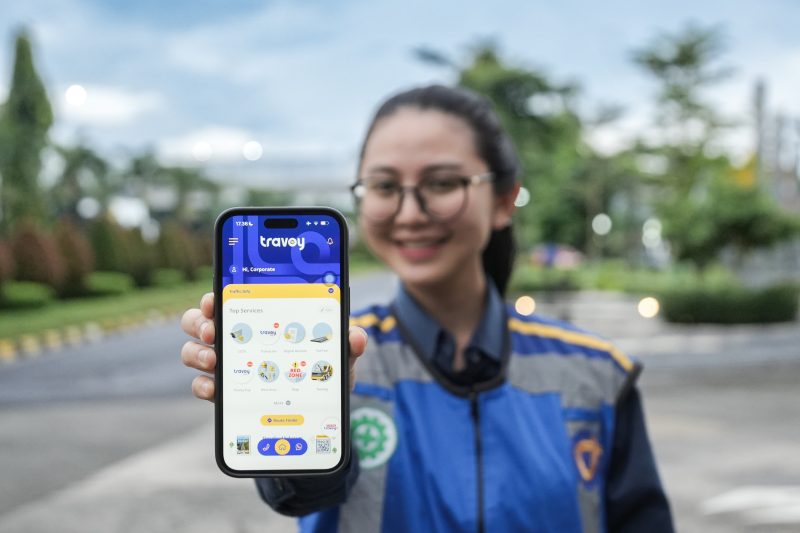 Seorang petugas jalan tol memperlihatkan aplikasi Travoy di ponselnya, yang menyediakan informasi lalu lintas, tarif tol, hingga layanan darurat bagi pengguna jalan.