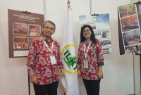 Ketua Ikatan Laboratorium Kesehatan Indonesia (ILKI), Dr. dr. Purwanto, AP, Sp.PK(K) (kiri), berfoto bersama peserta pada gelaran Lab Indonesia 2026 di Indonesia Convention Exhibition (ICE) BSD City, Kamis (16/4/2026). Acara ini menjadi ajang kolaborasi dan inovasi teknologi laboratorium di Indonesia.