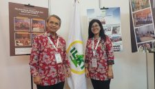 Ketua Ikatan Laboratorium Kesehatan Indonesia (ILKI), Dr. dr. Purwanto, AP, Sp.PK(K) (kiri), berfoto bersama peserta pada gelaran Lab Indonesia 2026 di Indonesia Convention Exhibition (ICE) BSD City, Kamis (16/4/2026). Acara ini menjadi ajang kolaborasi dan inovasi teknologi laboratorium di Indonesia.