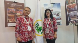 Ketua Ikatan Laboratorium Kesehatan Indonesia (ILKI), Dr. dr. Purwanto, AP, Sp.PK(K) (kiri), berfoto bersama peserta pada gelaran Lab Indonesia 2026 di Indonesia Convention Exhibition (ICE) BSD City, Kamis (16/4/2026). Acara ini menjadi ajang kolaborasi dan inovasi teknologi laboratorium di Indonesia.