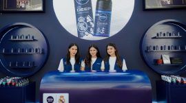 Petugas menjaga booth peluncuran NIVEA MEN edisi terbatas hasil kolaborasi dengan Real Madrid, menampilkan lini produk deodorant dengan desain khusus dan tema warna khas di Jakarta, Sabtu (18/4/2026).
