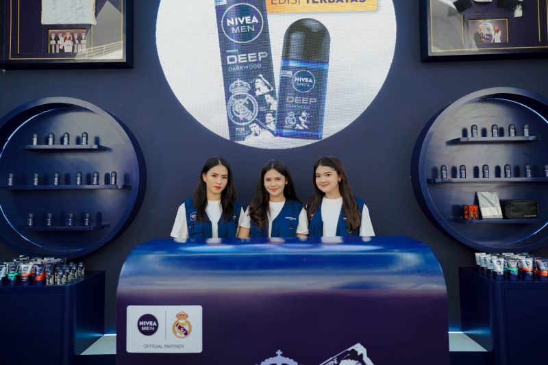 Petugas menjaga booth peluncuran NIVEA MEN edisi terbatas hasil kolaborasi dengan Real Madrid, menampilkan lini produk deodorant dengan desain khusus dan tema warna khas di Jakarta, Sabtu (18/4/2026).