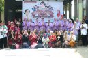 Plt Kepala SDN 01 Muktiwari, Teti Karyati, berfoto bersama siswa dan guru.karnaval budaya dan fashion show dalam rangka memperingati Hari Kartini di Cibitung, Jumat (24/04/2026).