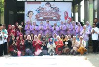 Plt Kepala SDN 01 Muktiwari, Teti Karyati, berfoto bersama siswa dan guru.karnaval budaya dan fashion show dalam rangka memperingati Hari Kartini di Cibitung, Jumat (24/04/2026).