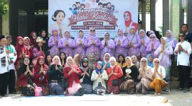 Plt Kepala SDN 01 Muktiwari, Teti Karyati, berfoto bersama siswa dan guru.karnaval budaya dan fashion show dalam rangka memperingati Hari Kartini di Cibitung, Jumat (24/04/2026).