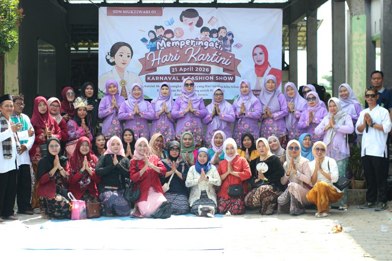 Plt Kepala SDN 01 Muktiwari, Teti Karyati, berfoto bersama siswa dan guru.karnaval budaya dan fashion show dalam rangka memperingati Hari Kartini di Cibitung, Jumat (24/04/2026).