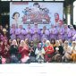 Plt Kepala SDN 01 Muktiwari, Teti Karyati, berfoto bersama siswa dan guru.karnaval budaya dan fashion show dalam rangka memperingati Hari Kartini di Cibitung, Jumat (24/04/2026).