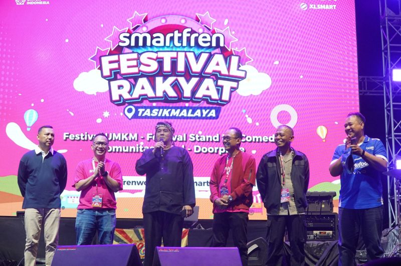 SMARTFREN Festival Rakyat 2026 di Alun-Alun Dadaha, Tasikmalaya, menghadirkan ribuan pengunjung, bazar UMKM lokal, serta berbagai aktivitas promosi layanan digital dari XLSMART melalui brand SMARTFREN.