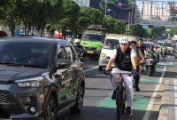 Wali Kota Bekasi, Tri Adhianto, turun langsung memantau pelaksanaan Work From Home (WFH) dengan bersepeda dari kediamannya menuju Kantor Pemerintah Kota Bekasi, Jumat (10/4/2026).