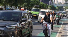 Wali Kota Bekasi, Tri Adhianto, turun langsung memantau pelaksanaan Work From Home (WFH) dengan bersepeda dari kediamannya menuju Kantor Pemerintah Kota Bekasi, Jumat (10/4/2026).