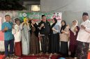 Anggota DPRD Kota Bekasi Ahmadi Madong (tengah) berfoto bersama Ketua RT 09 Wahyu Gumarto, Ketua RW 04 Muanis, tokoh masyarakat Ibrahim serta warga usai kegiatan pengecoran jalan di lingkungan RT 09/RW 04, Jati Kramat, Jatiasih, Kota Bekasi, Sabtu (2/5/2026).