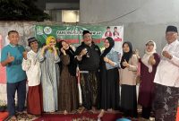 Anggota DPRD Kota Bekasi Ahmadi Madong (tengah) berfoto bersama Ketua RT 09 Wahyu Gumarto, Ketua RW 04 Muanis, tokoh masyarakat Ibrahim serta warga usai kegiatan pengecoran jalan di lingkungan RT 09/RW 04, Jati Kramat, Jatiasih, Kota Bekasi, Sabtu (2/5/2026).