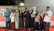 Anggota DPRD Kota Bekasi Ahmadi Madong (tengah) berfoto bersama Ketua RT 09 Wahyu Gumarto, Ketua RW 04 Muanis, tokoh masyarakat Ibrahim serta warga usai kegiatan pengecoran jalan di lingkungan RT 09/RW 04, Jati Kramat, Jatiasih, Kota Bekasi, Sabtu (2/5/2026).