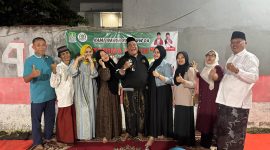 Anggota DPRD Kota Bekasi Ahmadi Madong (tengah) berfoto bersama Ketua RT 09 Wahyu Gumarto, Ketua RW 04 Muanis, tokoh masyarakat Ibrahim serta warga usai kegiatan pengecoran jalan di lingkungan RT 09/RW 04, Jati Kramat, Jatiasih, Kota Bekasi, Sabtu (2/5/2026).