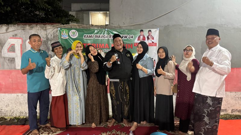 Anggota DPRD Kota Bekasi Ahmadi Madong (tengah) berfoto bersama Ketua RT 09 Wahyu Gumarto, Ketua RW 04 Muanis, tokoh masyarakat Ibrahim serta warga usai kegiatan pengecoran jalan di lingkungan RT 09/RW 04, Jati Kramat, Jatiasih, Kota Bekasi, Sabtu (2/5/2026).