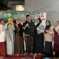 Anggota DPRD Kota Bekasi Ahmadi Madong (tengah) berfoto bersama Ketua RT 09 Wahyu Gumarto, Ketua RW 04 Muanis, tokoh masyarakat Ibrahim serta warga usai kegiatan pengecoran jalan di lingkungan RT 09/RW 04, Jati Kramat, Jatiasih, Kota Bekasi, Sabtu (2/5/2026).