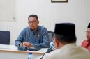 Anggota DPRD Kabupaten Bekasi saat menyampaikan pandangan dalam rapat gabungan Komisi I dan III terkait rencana kerja sama pengelolaan sampah menjadi energi terbarukan, Senin (4/5).