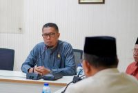 Anggota DPRD Kabupaten Bekasi saat menyampaikan pandangan dalam rapat gabungan Komisi I dan III terkait rencana kerja sama pengelolaan sampah menjadi energi terbarukan, Senin (4/5).