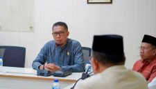 Anggota DPRD Kabupaten Bekasi saat menyampaikan pandangan dalam rapat gabungan Komisi I dan III terkait rencana kerja sama pengelolaan sampah menjadi energi terbarukan, Senin (4/5).