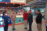 Jajaran Bapenda Kabupaten Bekasi melakukan kunjungan dan pemantauan aktivitas usaha di salah satu pusat kuliner modern di Kabupaten Bekasi dalam rangka pengawasan dan optimalisasi pendapatan daerah dari sektor pajak.