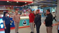 Jajaran Bapenda Kabupaten Bekasi melakukan kunjungan dan pemantauan aktivitas usaha di salah satu pusat kuliner modern di Kabupaten Bekasi dalam rangka pengawasan dan optimalisasi pendapatan daerah dari sektor pajak.