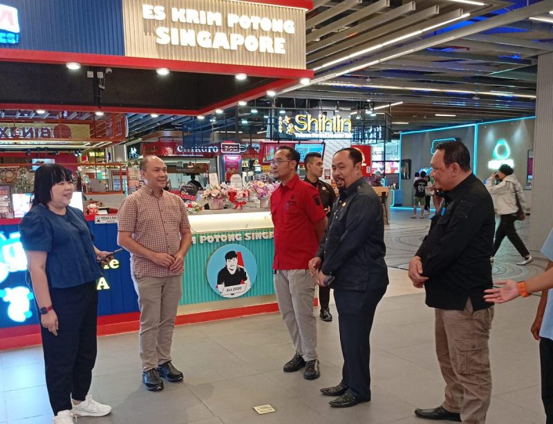 Jajaran Bapenda Kabupaten Bekasi melakukan kunjungan dan pemantauan aktivitas usaha di salah satu pusat kuliner modern di Kabupaten Bekasi dalam rangka pengawasan dan optimalisasi pendapatan daerah dari sektor pajak.