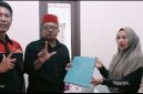 Anen Cerdik Prawoto (kedua kiri) saat menyerahkan berkas pendaftaran calon anggota BPD Desa Muktiwari kepada panitia penjaringan, disaksikan sejumlah pihak terkait, Jumat (1/5/2026).