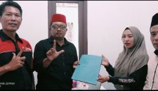 Anen Cerdik Prawoto (kedua kiri) saat menyerahkan berkas pendaftaran calon anggota BPD Desa Muktiwari kepada panitia penjaringan, disaksikan sejumlah pihak terkait, Jumat (1/5/2026).