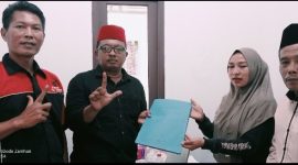 Anen Cerdik Prawoto (kedua kiri) saat menyerahkan berkas pendaftaran calon anggota BPD Desa Muktiwari kepada panitia penjaringan, disaksikan sejumlah pihak terkait, Jumat (1/5/2026).