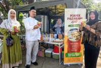 Petugas Dinas Perikanan Kabupaten Bekasi bersama pelaku UMKM menampilkan berbagai produk olahan ikan dalam Bazar Produk Perikanan di Cikarang Pusat sebagai upaya kampanye Gemar Makan Ikan (Gemarikan) untuk meningkatkan gizi masyarakat dan menekan angka stunting.