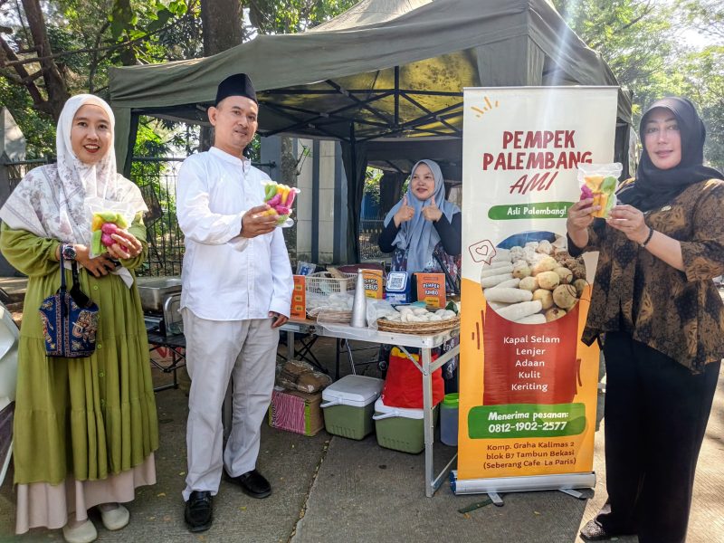 Petugas Dinas Perikanan Kabupaten Bekasi bersama pelaku UMKM menampilkan berbagai produk olahan ikan dalam Bazar Produk Perikanan di Cikarang Pusat sebagai upaya kampanye Gemar Makan Ikan (Gemarikan) untuk meningkatkan gizi masyarakat dan menekan angka stunting.