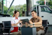 Petugas Isuzu menjelaskan penggunaan aplikasi MyIsuzuID dan sistem telematika Isuzu Link kepada pelanggan. Melalui integrasi teknologi digital ini, pemilik armada dapat memantau kondisi kendaraan, perilaku pengemudi, hingga jadwal perawatan secara real-time untuk meningkatkan keselamatan berkendara dan efisiensi operasional. (Foto: Dok. PT Isuzu Astra Motor Indonesia).