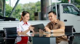 Petugas Isuzu menjelaskan penggunaan aplikasi MyIsuzuID dan sistem telematika Isuzu Link kepada pelanggan. Melalui integrasi teknologi digital ini, pemilik armada dapat memantau kondisi kendaraan, perilaku pengemudi, hingga jadwal perawatan secara real-time untuk meningkatkan keselamatan berkendara dan efisiensi operasional. (Foto: Dok. PT Isuzu Astra Motor Indonesia).