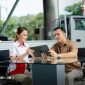 Petugas Isuzu menjelaskan penggunaan aplikasi MyIsuzuID dan sistem telematika Isuzu Link kepada pelanggan. Melalui integrasi teknologi digital ini, pemilik armada dapat memantau kondisi kendaraan, perilaku pengemudi, hingga jadwal perawatan secara real-time untuk meningkatkan keselamatan berkendara dan efisiensi operasional. (Foto: Dok. PT Isuzu Astra Motor Indonesia).