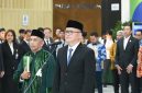 Direktur Utama TVRI, Fiki Satari (kanan), saat mengucapkan sumpah jabatan dalam prosesi pelantikan jajaran direksi TVRI di Jakarta. Di bawah kepemimpinannya, TVRI menegaskan pengelolaan hak siar FIFA 2026–2027 dilakukan sesuai ketentuan dan prinsip tata kelola yang baik.