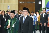 Direktur Utama TVRI, Fiki Satari (kanan), saat mengucapkan sumpah jabatan dalam prosesi pelantikan jajaran direksi TVRI di Jakarta. Di bawah kepemimpinannya, TVRI menegaskan pengelolaan hak siar FIFA 2026–2027 dilakukan sesuai ketentuan dan prinsip tata kelola yang baik.