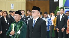 Direktur Utama TVRI, Fiki Satari (kanan), saat mengucapkan sumpah jabatan dalam prosesi pelantikan jajaran direksi TVRI di Jakarta. Di bawah kepemimpinannya, TVRI menegaskan pengelolaan hak siar FIFA 2026–2027 dilakukan sesuai ketentuan dan prinsip tata kelola yang baik.
