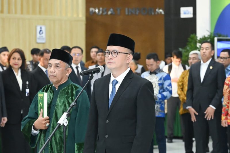 Direktur Utama TVRI, Fiki Satari (kanan), saat mengucapkan sumpah jabatan dalam prosesi pelantikan jajaran direksi TVRI di Jakarta. Di bawah kepemimpinannya, TVRI menegaskan pengelolaan hak siar FIFA 2026–2027 dilakukan sesuai ketentuan dan prinsip tata kelola yang baik.