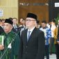 Direktur Utama TVRI, Fiki Satari (kanan), saat mengucapkan sumpah jabatan dalam prosesi pelantikan jajaran direksi TVRI di Jakarta. Di bawah kepemimpinannya, TVRI menegaskan pengelolaan hak siar FIFA 2026–2027 dilakukan sesuai ketentuan dan prinsip tata kelola yang baik.