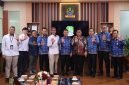 Wakil Wali Kota Bekasi Abdul Harris Bobihoe bersama Komisioner Komnas HAM RI dan jajaran Pemerintah Kota Bekasi usai dialog tentang persiapan Bekasi menuju Kota HAM, Rabu (17/6/2026). Dialog membahas penguatan kebijakan dan pelatihan HAM bagi aparatur serta masyarakat sipil.
