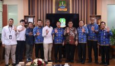 Wakil Wali Kota Bekasi Abdul Harris Bobihoe bersama Komisioner Komnas HAM RI dan jajaran Pemerintah Kota Bekasi usai dialog tentang persiapan Bekasi menuju Kota HAM, Rabu (17/6/2026). Dialog membahas penguatan kebijakan dan pelatihan HAM bagi aparatur serta masyarakat sipil.
