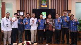 Wakil Wali Kota Bekasi Abdul Harris Bobihoe bersama Komisioner Komnas HAM RI dan jajaran Pemerintah Kota Bekasi usai dialog tentang persiapan Bekasi menuju Kota HAM, Rabu (17/6/2026). Dialog membahas penguatan kebijakan dan pelatihan HAM bagi aparatur serta masyarakat sipil.