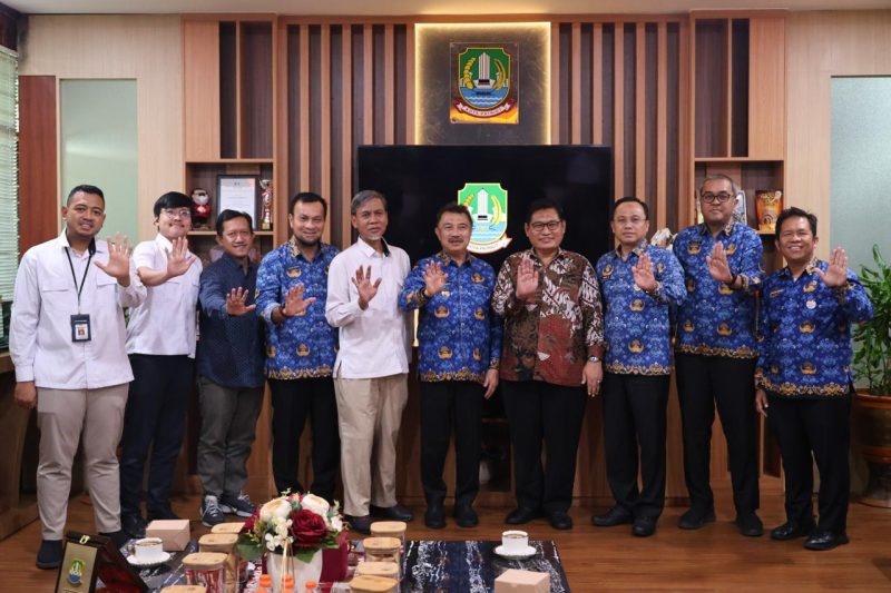 Wakil Wali Kota Bekasi Abdul Harris Bobihoe bersama Komisioner Komnas HAM RI dan jajaran Pemerintah Kota Bekasi usai dialog tentang persiapan Bekasi menuju Kota HAM, Rabu (17/6/2026). Dialog membahas penguatan kebijakan dan pelatihan HAM bagi aparatur serta masyarakat sipil.