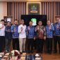 Wakil Wali Kota Bekasi Abdul Harris Bobihoe bersama Komisioner Komnas HAM RI dan jajaran Pemerintah Kota Bekasi usai dialog tentang persiapan Bekasi menuju Kota HAM, Rabu (17/6/2026). Dialog membahas penguatan kebijakan dan pelatihan HAM bagi aparatur serta masyarakat sipil.
