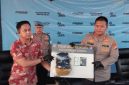 Kapolres Metro Bekasi Kota Kombes Pol Kusumo Wahyu Bintoro (kanan) didampingi jajaran Satreskrim Polres Metro Bekasi Kota menunjukkan barang bukti dalam konferensi pers pengungkapan kasus pencurian sepeda motor Yamaha Fazio dengan modus berpura-pura membantu teman yang motornya mogok, Jumat (19/6/2026).